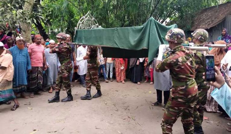 ​বরিশালে বিদ্যুৎস্পৃষ্টে নিহত সেনা সার্জেন্ট সেলিমের লাশ সরিষাবাড়ীতে রাষ্ট্রীয় মর্যাদায় দাফন