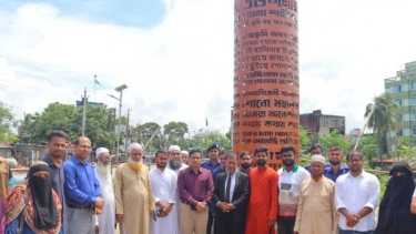 জুলাই স্মৃতি স্তম্ভে আগুন; পরিদর্শনে জেলা প্রশাসক ও শহীদ পরিবারের সদস্যরা
