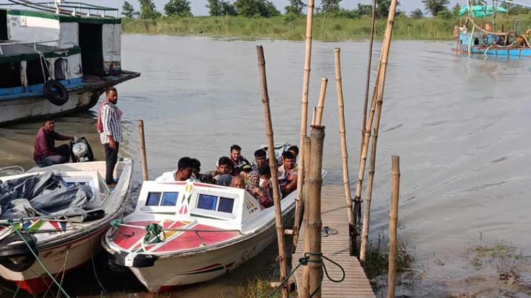 “লাইফ জ্যাকেট ছাড়াই পদ্মায় ঝুঁকিপূর্ণ পারাপার, গোপালপুর-মৈনট ঘাট ইজারা নিয়ে অনিয়মের অভিযোগ