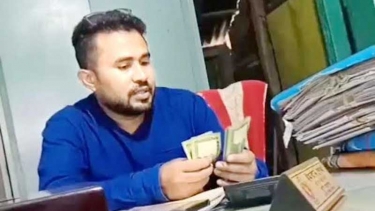 বোয়ালমারীতে গুনে গুনে টাকা নেওয়ার ভিডিও ভাইরাল, বরখাস্ত ভূমি কর্মকর্তা, ‘ঘুষ নয়, ধারের টাকা’ দাবি অভিযুক্তের