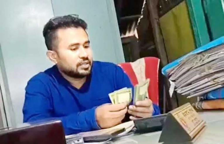 বোয়ালমারীতে গুনে গুনে টাকা নেওয়ার ভিডিও ভাইরাল, বরখাস্ত ভূমি কর্মকর্তা, ‘ঘুষ নয়, ধারের টাকা’ দাবি অভিযুক্তের