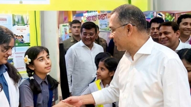 জাতীয় প্রাথমিক শিক্ষা পদক প্রদান অনুষ্ঠানে প্রধানমন্ত্রীর সাথে সাক্ষাৎ করল কালকিনির আসফিয়া