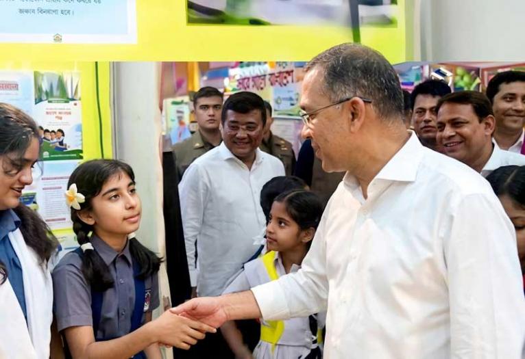 জাতীয় প্রাথমিক শিক্ষা পদক প্রদান অনুষ্ঠানে প্রধানমন্ত্রীর সাথে সাক্ষাৎ করল কালকিনির আসফিয়া