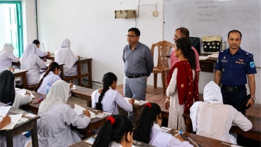 নারায়ণগঞ্জে এইচএসি কেন্দ্র পরিদর্শন: ‘সুষ্ঠু ও নকলমুক্ত পরিবেশে পরীক্ষা সম্পন্নের প্রত্যাশা’ ডিসির