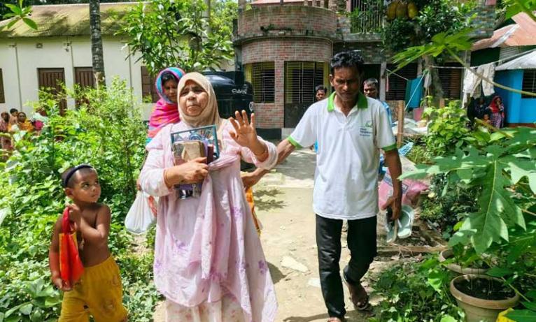 জামালপুরে জমি লিখে না দেয়ায় মাকে ঘরছাড়া করলো পাষণ্ড ছেলে!
