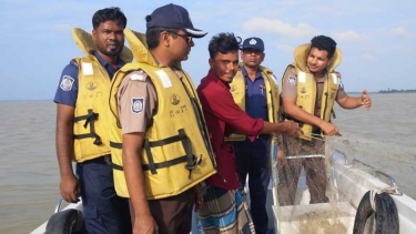 পদ্মায় নৌ পুলিশের অভিযানে নিষিদ্ধ কারেন্ট জালসহ জেলে আটক