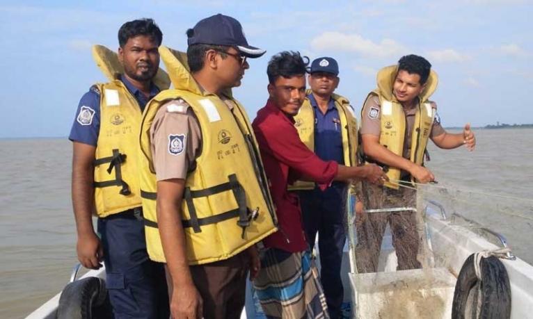 পদ্মায় নৌ পুলিশের অভিযানে নিষিদ্ধ কারেন্ট জালসহ জেলে আটক