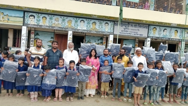 আলফাডাঙ্গায় উপজেলা প্রশাসনের মানবিক উদ্যোগে নতুন স্কুলব্যাগে উচ্ছ্বসিত দুর্গম এলাকার প্রায় ৫০০ শিক্ষার্থীরা