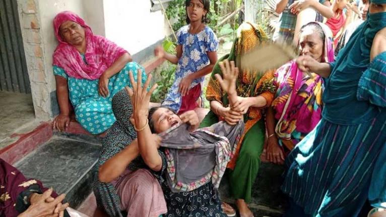 বোয়ালমারীতে পুকুরের চারপাশে অরক্ষিত বিদ্যুৎ সংযোগ, ভ্যানচালকের মৃত্যু