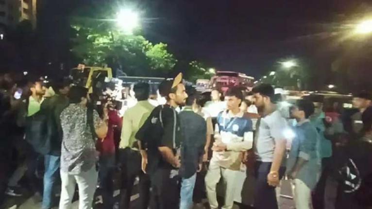ফের সংসদ ভবনের সামনে এইচএসসি পরীক্ষার্থীরা