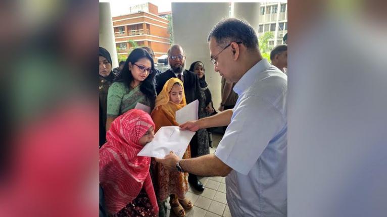 প্রতিবন্ধী ৩ ব্যক্তির হাতে নিয়োগপত্র তুলে দিলেন প্রধানমন্ত্রী