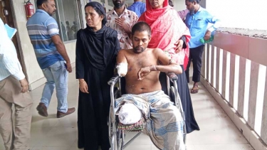 ফরিদপুরে হাত-পা হারিয়ে হুইলচেয়ারে আদালত চত্ত্বরে ভুক্তভোগী, তিন মাসেও গ্রেপ্তার হয়নি প্রধান আসামী