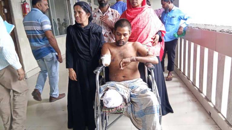 ফরিদপুরে হাত-পা হারিয়ে হুইলচেয়ারে আদালত চত্ত্বরে ভুক্তভোগী, তিন মাসেও গ্রেপ্তার হয়নি প্রধান আসামী