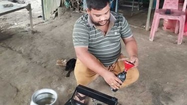 নগরকান্দায় পোড়া মবিলচালিত চুলা তৈরি করে আলোচনায় রুবেল ইঞ্জিনিয়ারিং ওয়ার্কসপ