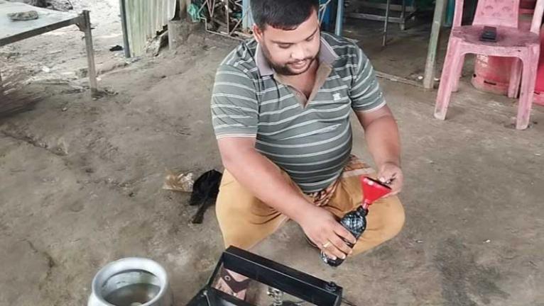 নগরকান্দায় পোড়া মবিলচালিত চুলা তৈরি করে আলোচনায় রুবেল ইঞ্জিনিয়ারিং ওয়ার্কসপ