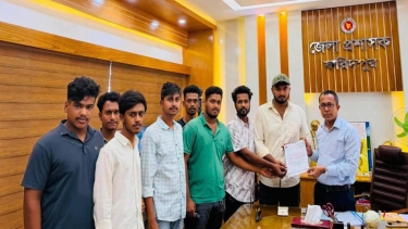 ফরিদপুরে শিক্ষার্থীদের হাফ ভাড়া কার্যকরের দাবিতে জেলা প্রশাসকের কাছে স্মারকলিপি