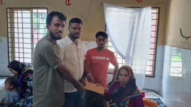 মানবতার ফেরিওয়ালা আকাশ মিয়া: দগ্ধ প্রতিবন্ধী নীলার মুখে ফিরল আশার হাসি