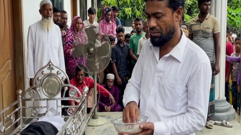 মাদারগঞ্জে সাপে কাটা লাশের ওপর কবিরাজি ওঝাগিরি, ব্যর্থ চেষ্টা শেষে দাফন
