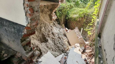 উদ্বোধনের ২ বছরেই ধসে পড়ল সরিষাবাড়ীর খাদ্য গুদাম ভবন