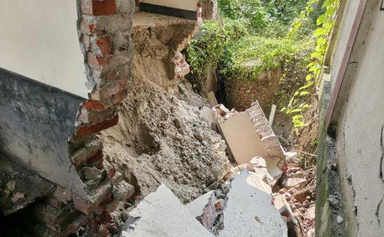 উদ্বোধনের ২ বছরেই ধসে পড়ল সরিষাবাড়ীর খাদ্য গুদাম ভবন