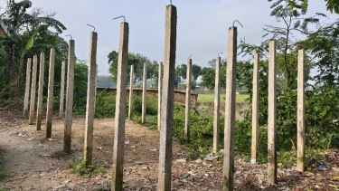 জামালপুরে আ.লীগের পরিত্যক্ত কার্যালয়ের টিনের চাল বিক্রি করে দিল বিএনপি নেতাকর্মীরা