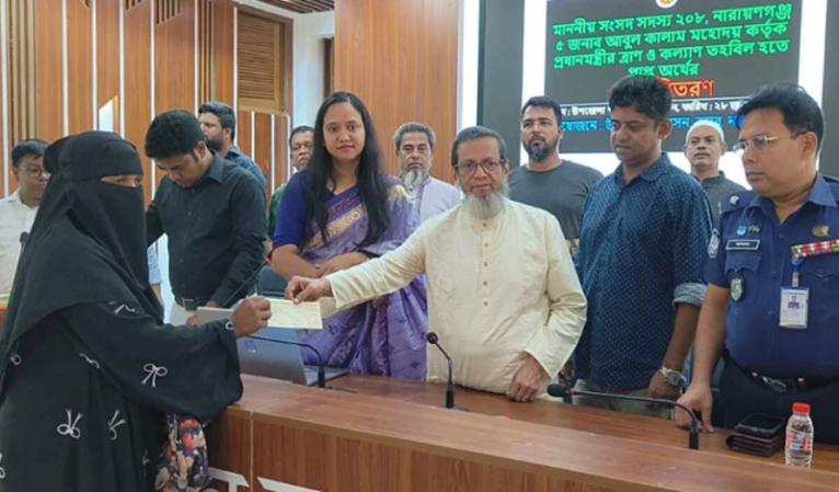 বন্দরে প্রধানমন্ত্রীর তহবিলের চেক পেলেন ৩৪০ অসচ্ছল পরিবার
