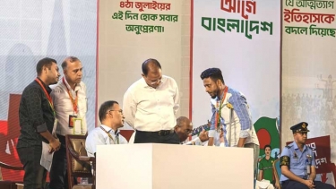প্রধানমন্ত্রীকে কাছে পেয়ে আবেগাপ্লুত জুলাই শহীদের স্বজনেরা