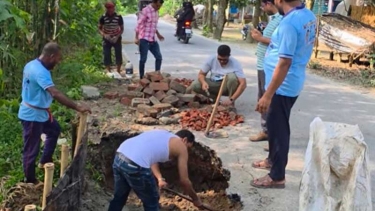 ফরিদপুর-৪ আসনের এমপি বাবুলের নির্দেশে সদরপুর-চরভদ্রাসন সড়কের গর্ত সংস্কার