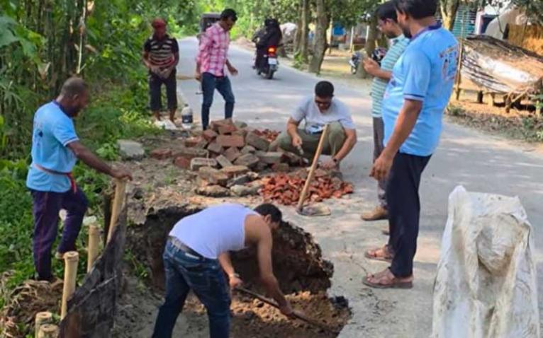ফরিদপুর-৪ আসনের এমপি বাবুলের নির্দেশে সদরপুর-চরভদ্রাসন সড়কের গর্ত সংস্কার