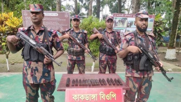 সাতক্ষীরা সীমান্তে বিপুল পরিমাণ ভারতীয় মোবাইল ফোনের যন্ত্রাংশ জব্দ