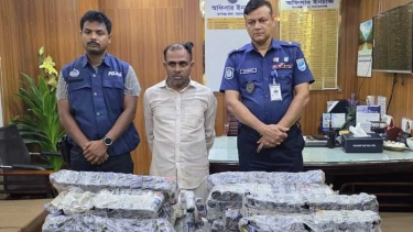রূপগঞ্জে ট্রাক ও সিএনজিসহ ১,১০৭ বোতল এসকাফ জব্দ, গ্রেফতার ১