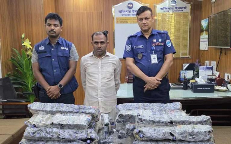 রূপগঞ্জে ট্রাক ও সিএনজিসহ ১,১০৭ বোতল এসকাফ জব্দ, গ্রেফতার ১