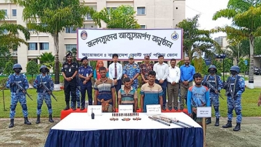অস্ত্র জমা দিয়ে আত্মসমর্পণ করল ‘বড় জাহাঙ্গীর’ বাহিনীর ৩ দস্যু