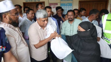 চট্টগ্রামে বন্যাকবলিত মানুষের মাঝে ত্রাণ বিতরণ করেছেন বিদ্যুৎ প্রতিমন্ত্রী