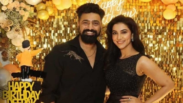 রুক্মিণীর সঙ্গে এক যুগের প্রেম, তবু কেন বিয়ে করছেন না দেব?