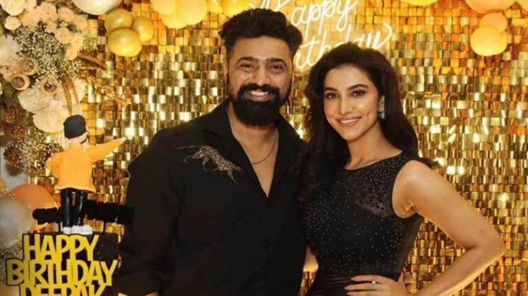 রুক্মিণীর সঙ্গে এক যুগের প্রেম, তবু কেন বিয়ে করছেন না দেব?