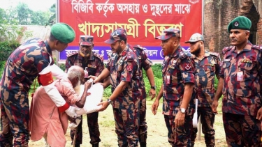 কুষ্টিয়ার সীমান্তবর্তী ১শ’ অসহায় পরিবারের মাঝে খাদ্যসামগ্রী বিতরণ বিজিবি’র