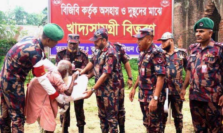 কুষ্টিয়ার সীমান্তবর্তী ১শ’ অসহায় পরিবারের মাঝে খাদ্যসামগ্রী বিতরণ বিজিবি’র