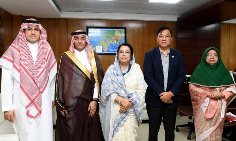 বাংলাদেশি হাজিদের খরচ কমাতে সৌদি আরবের সহযোগিতা চাইলেন বিমানমন্ত্রী