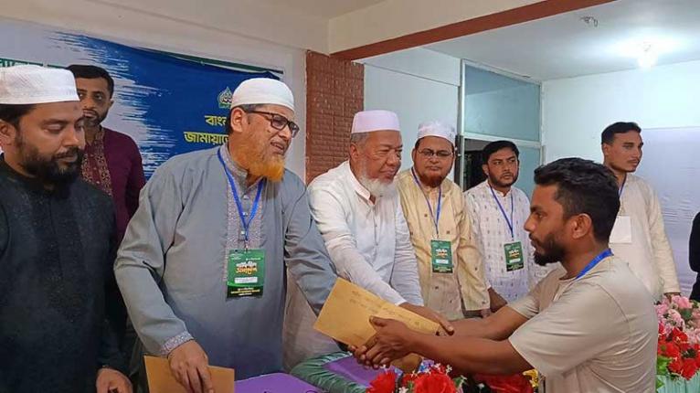বন্যা-পাহাড় ধসে মৃতদের পরিবারের পাশে জামায়াত আমির