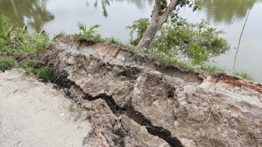 পুকুর পাড়ে রাস্তা ধস, সরিষাবাড়ীতে চলাচলে চরম ভোগান্তি, প্রশাসনের দৃষ্টি আকর্ষণ