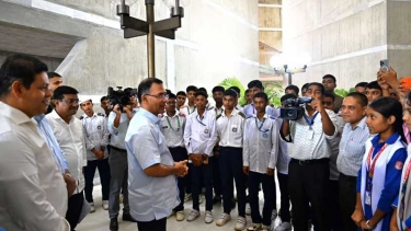 সংসদ অধিবেশন দেখতে আসা শিক্ষার্থীদের সঙ্গে প্রধানমন্ত্রীর সাক্ষাৎ