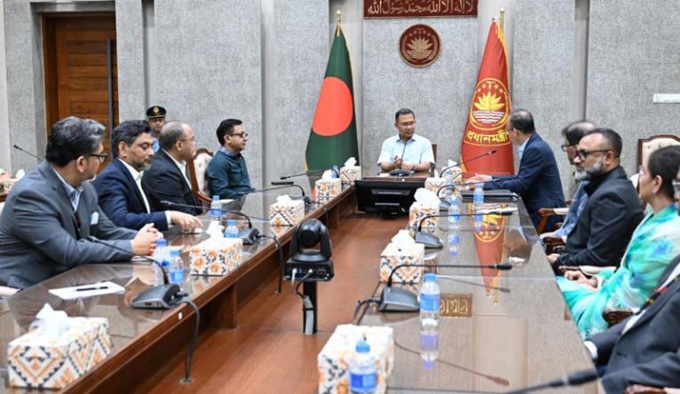 পোশাক শিল্পের বিকাশে প্রতিবন্ধকতা দ্রুত দূর করার নির্দেশনা প্রধানমন্ত্রীর