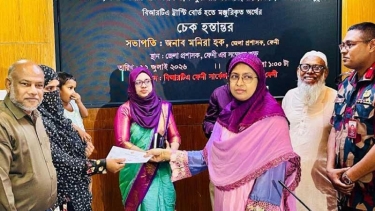 ফেনীতে সড়ক দুর্ঘটনায় ক্ষতিগ্রস্ত ২৩ পরিবারের মাঝে চেক হস্তান্তর