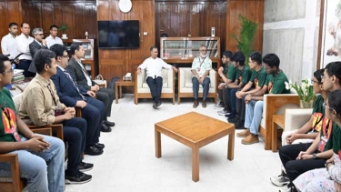 প্রধানমন্ত্রীর সঙ্গে অলিম্পিয়াড অ্যাসোসিয়েশনের স্বর্ণপদকজয়ী শিক্ষার্থীদের সৌজন্য সাক্ষাৎ