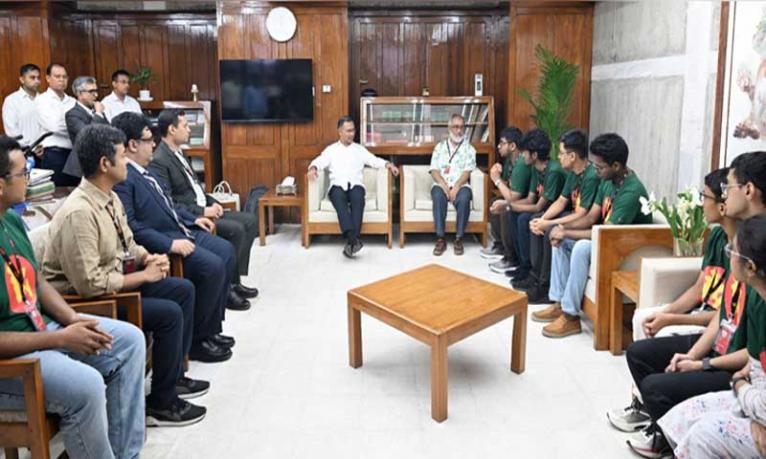 প্রধানমন্ত্রীর সঙ্গে অলিম্পিয়াড অ্যাসোসিয়েশনের স্বর্ণপদকজয়ী শিক্ষার্থীদের সৌজন্য সাক্ষাৎ