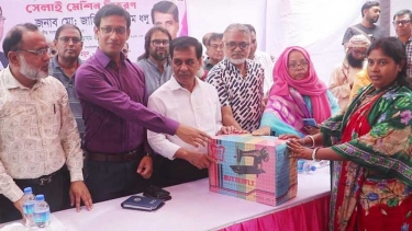 নওগাঁয় অসহায়-দরিদ্র নারীরা পেলেন সেলাই মেশিন