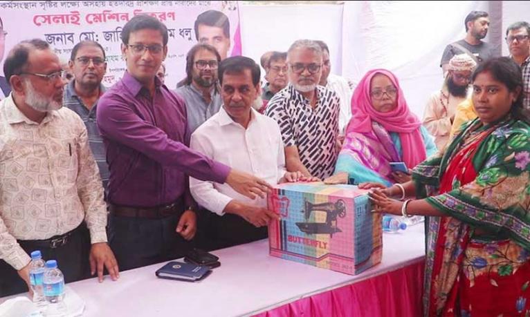 নওগাঁয় অসহায়-দরিদ্র নারীরা পেলেন সেলাই মেশিন