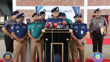 গাঢ় নীল-হালকা জলপাই শার্ট ও খাকি প্যান্টে ফিরল পুলিশ