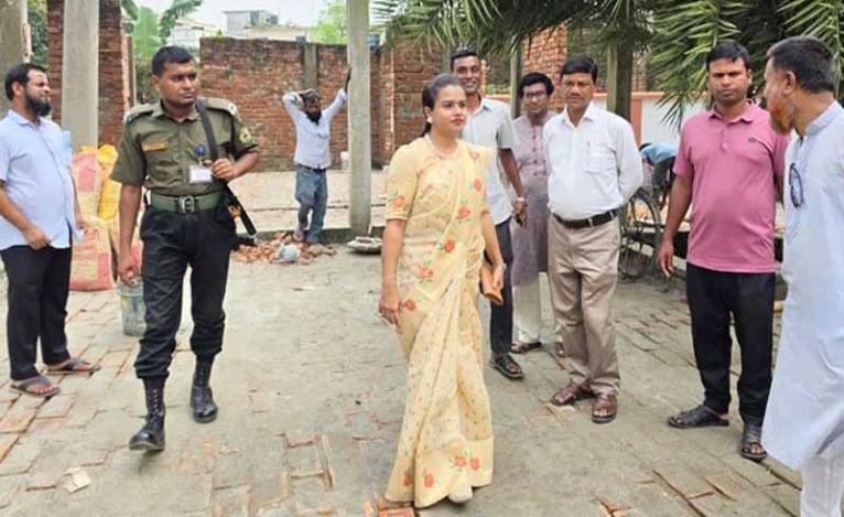 ধনবাড়ীতে ইউএনও সাথী’র উন্নয়নমূলক কাজ পরিদর্শন
